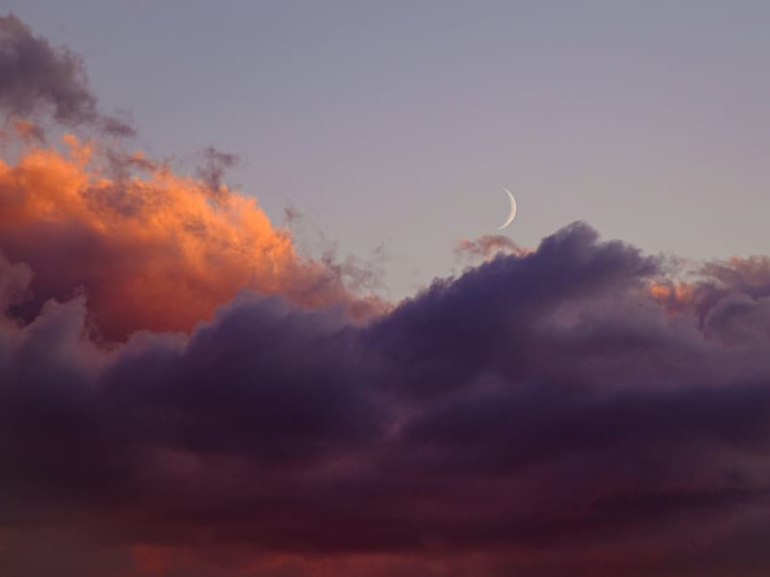 Wolkenhimmel mit Sichelmond