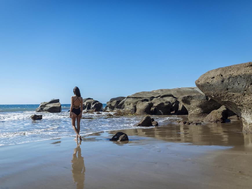 Frau am Strand von Gran Canaria
