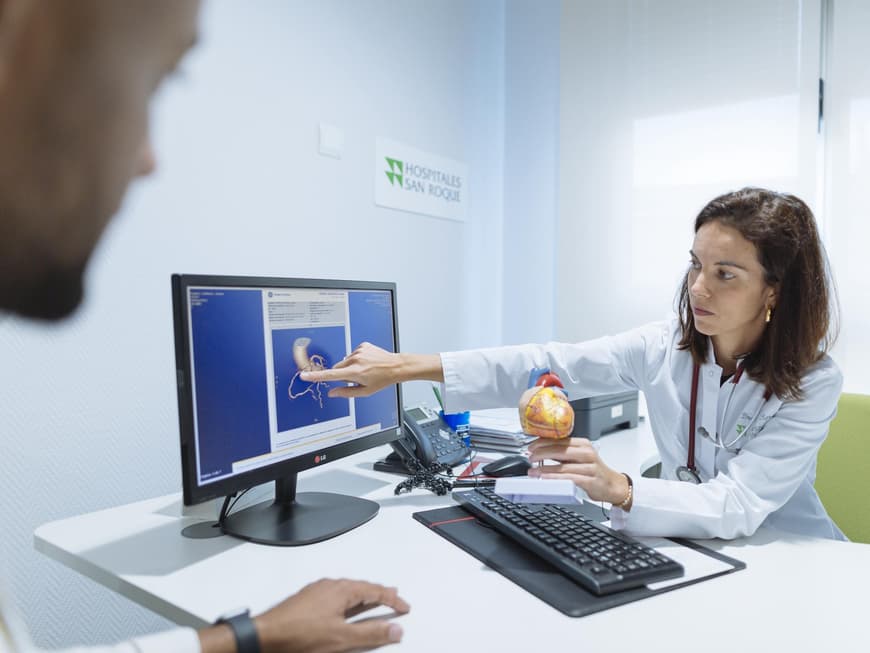 Ärztin erklärt etwas am Computer