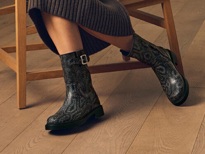 Eine Frau trägt stylische Stiefeletten