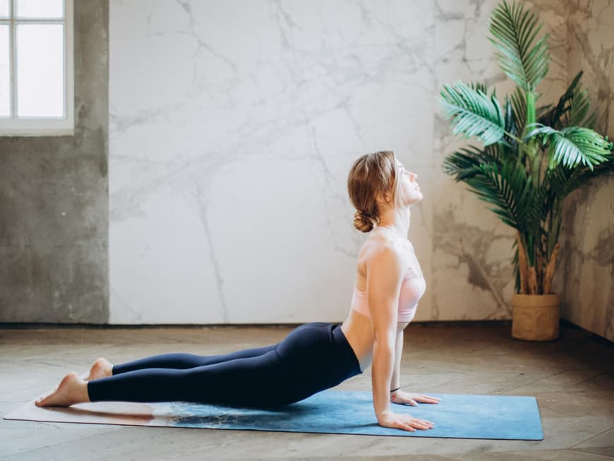 Eine Frau macht Yoga