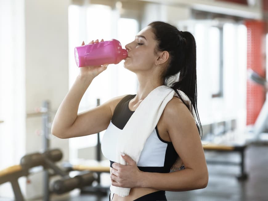 Eine Frau trinkt einen Proteinshake