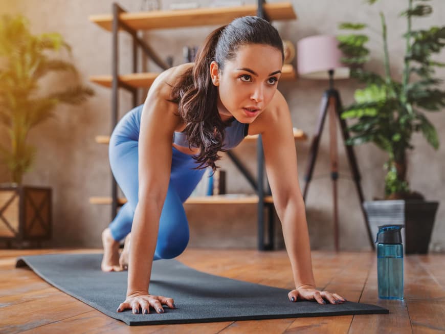 Eine junge Frau macht Sport auf einer Matte