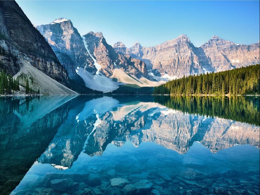 Kanada ist bekannt für seine atemberaubenden Kulissen. Berglandschaft mit einem See und Bäumen im Hintergrund.