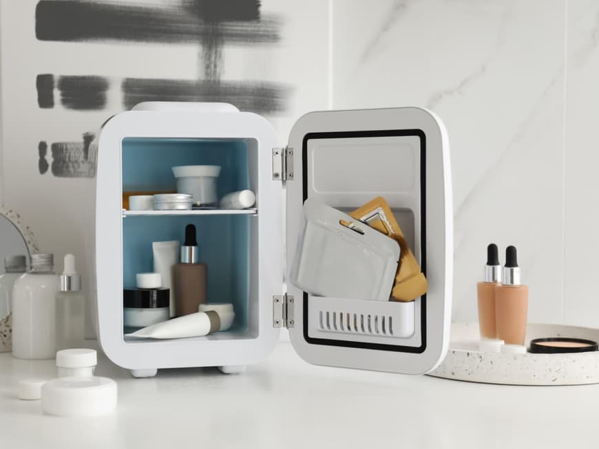 Ein Kühlschrank im Miniformat für Kosmetikprodukte