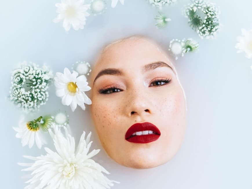 Eine Frau liegt in der Badewanne
