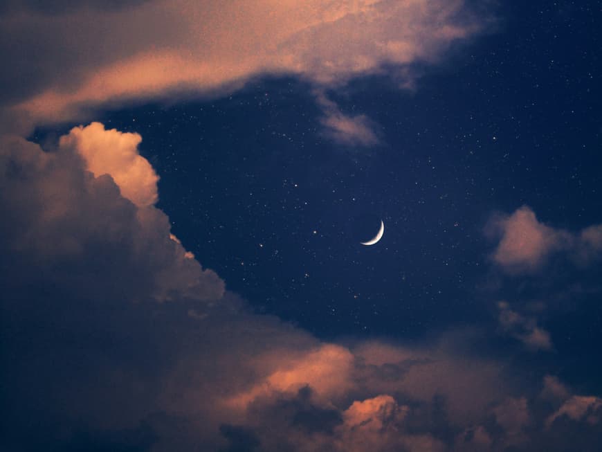 Was jetzt auf dein Sternzeichen zukommt? Das erfährst du in unserem aktuellen Wochenhoroskop. Sternenhimmel mit Mond und Wolken