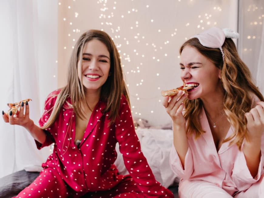 Zwei Freundinnen essen gemeinsam Pizza