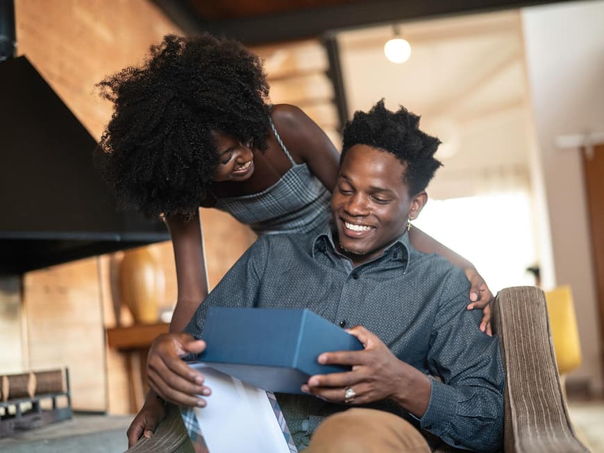 Eine Frau beschenkt ihren Mann