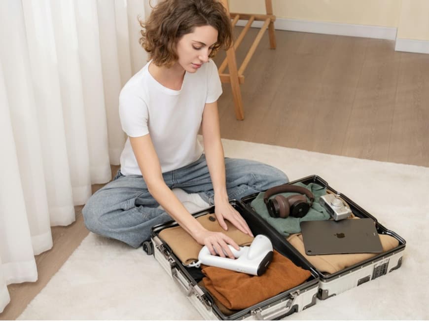 Eine junge Frau packt ihren Koffer