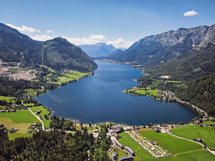 Der Grundlsee in der Steiermark ist ein toller Ort zum Abschalten. Der Grundlsee mit Bergen im Hintergrund, viel Grün und Häusern rund um das Ufer.