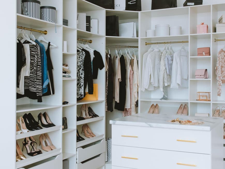 Ein aufgeräumter Kleiderschrank