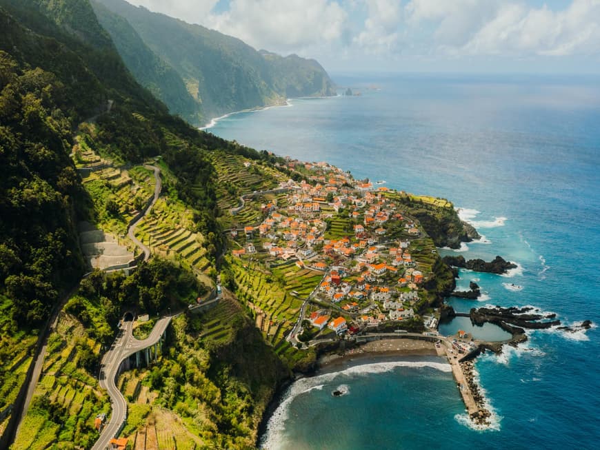 Die Küste von Madeira mit Häusern und viel Landschaft.