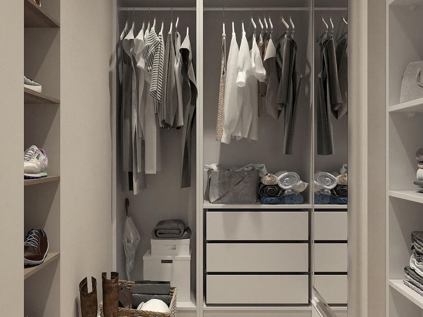 Ein organisierter Kleiderschrank