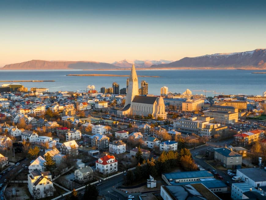 Ein Blick über die Dächer von Reykjavik an einem hellen Tag mit Sonne.