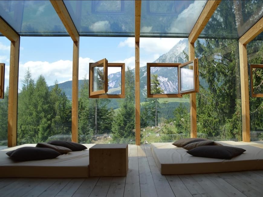 Ein Raum mit bodentiefen Fenstern