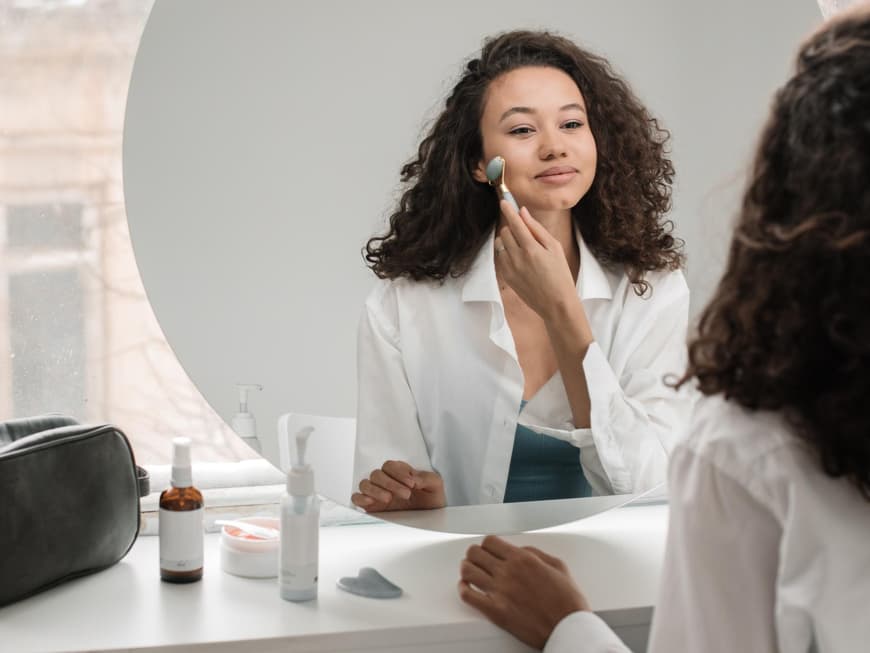 Eine Frau benutzt einen Jaderoller für ihr Gesicht