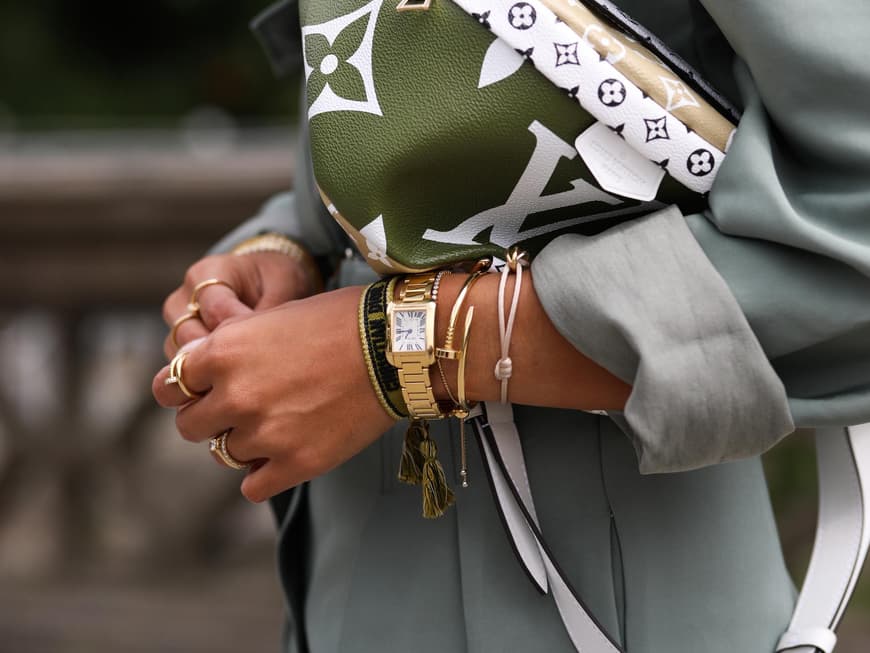 Eine Frau trägt hochwertigen Schmuck an den Händen