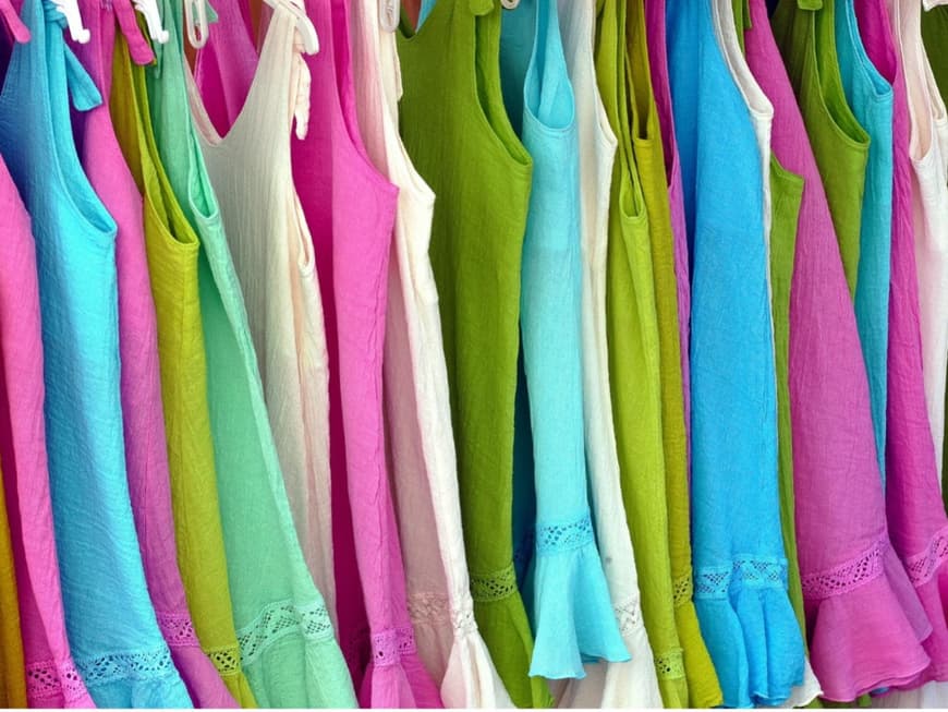 Kleider in verschiedenen Farben