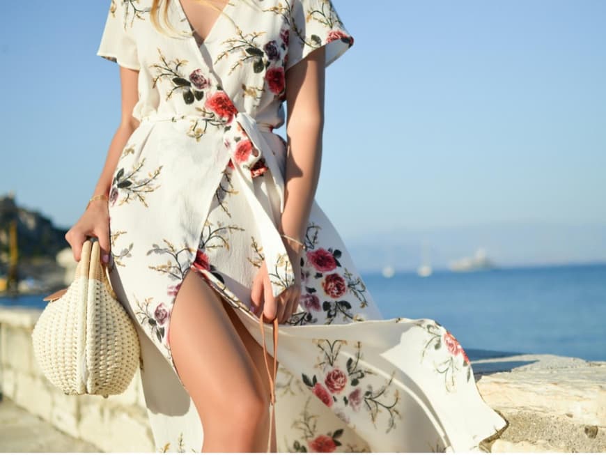 Helles Sommerkleid mit floralem Muster