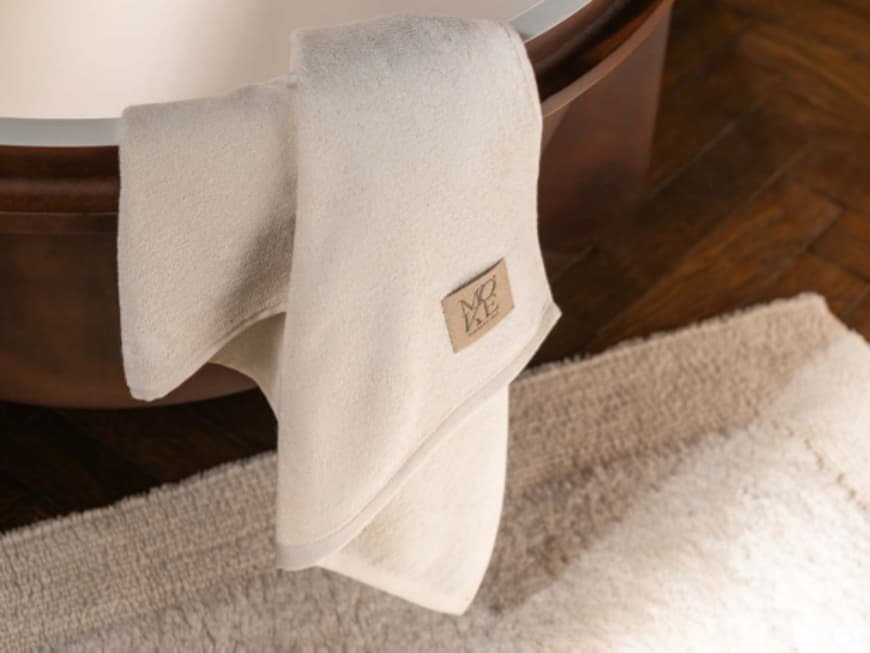 Ein weißes Handtuch über einer Badewanne