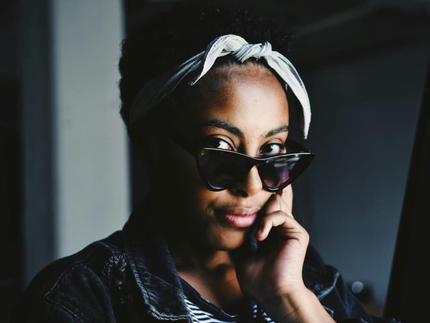 Eine Frau mit Sonnenbrille