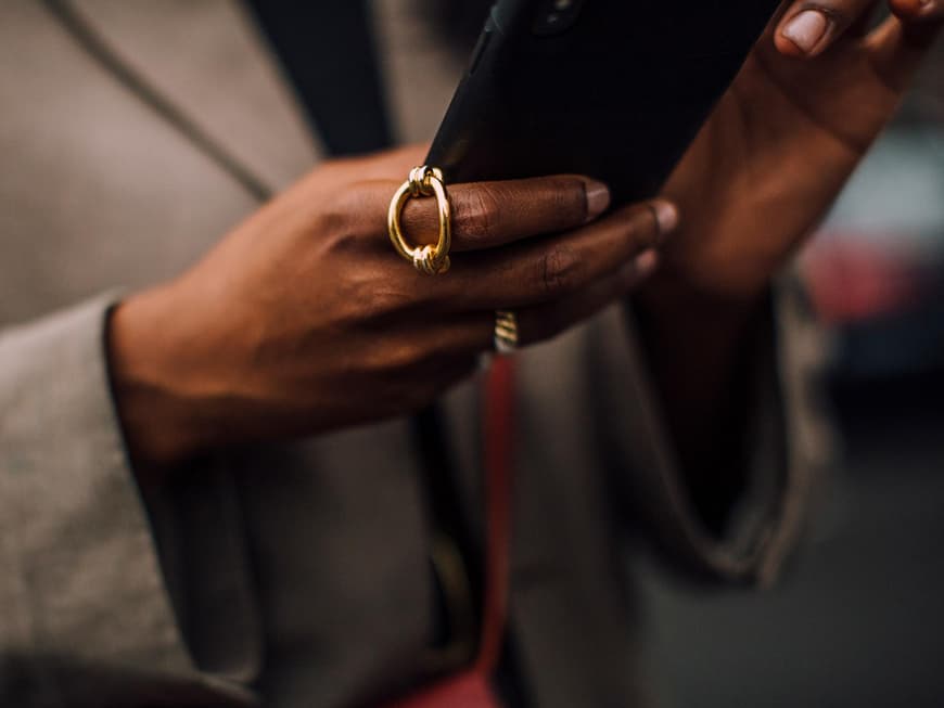 Eine Frau hält ihr Handy in der Hand
