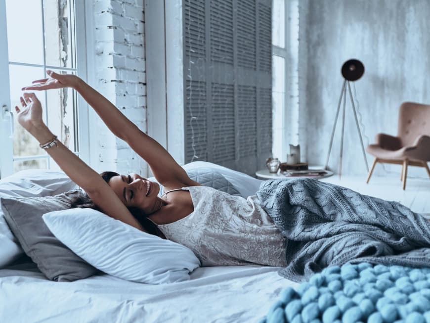 Frau liegt in ihrem Bett
