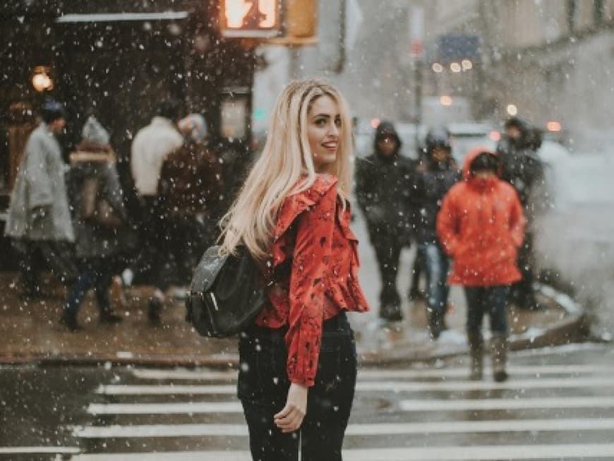Eine Frau läuft auf den Straßen New Yorks