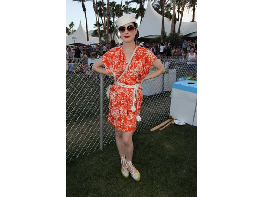 Dita Von Teese mit Matrosenhut