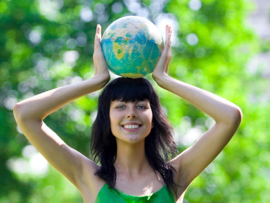 Frau mit Globus