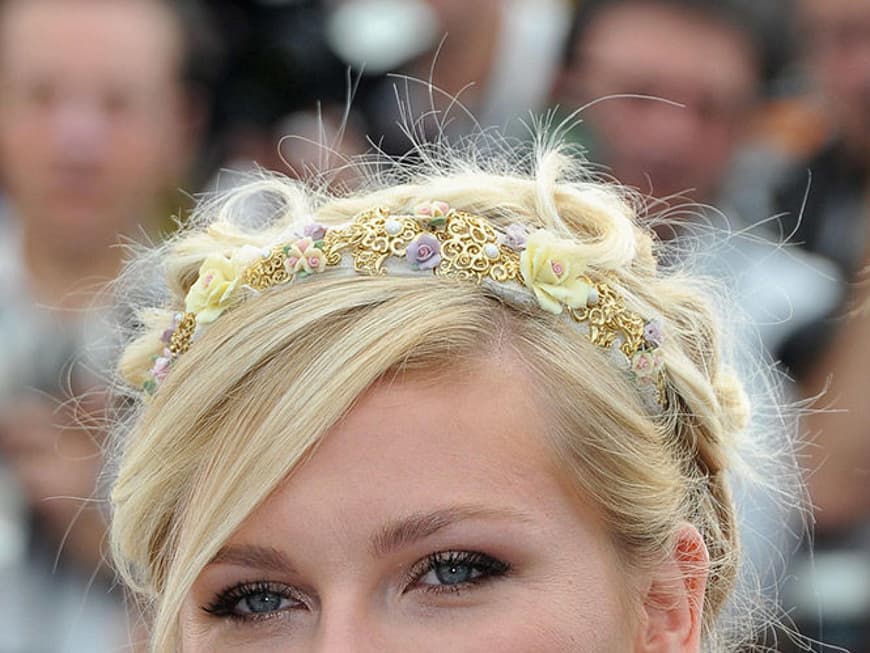 Kirsten Dunst mit einer Hochsteckfrisur