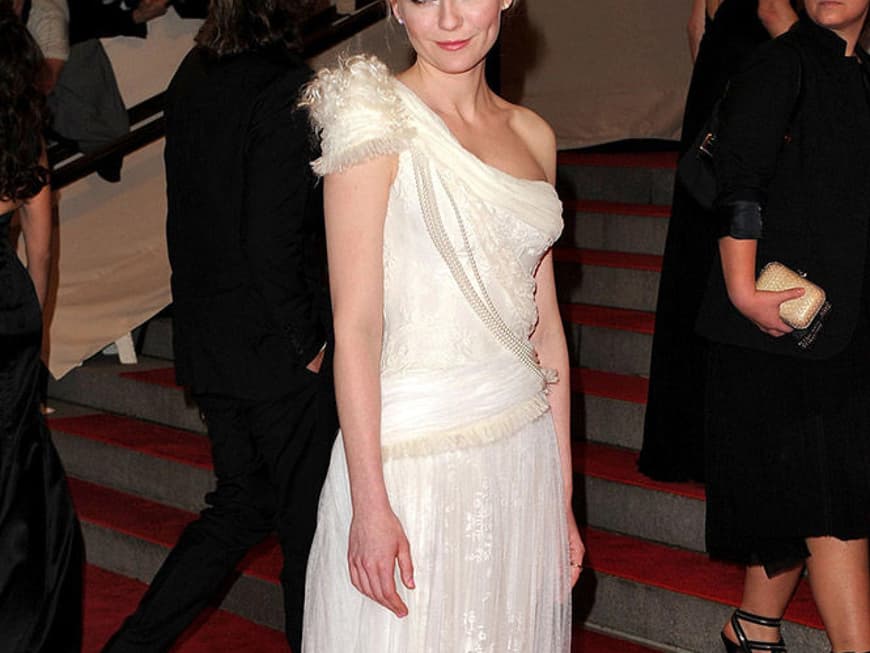 Kirsten Dunst im weißen Kleid