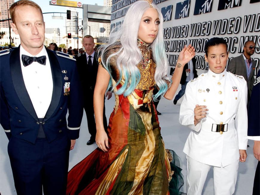 Lady Gaga mit goldglänzenden Federn Lady Gaga mit goldglänzenden Federn