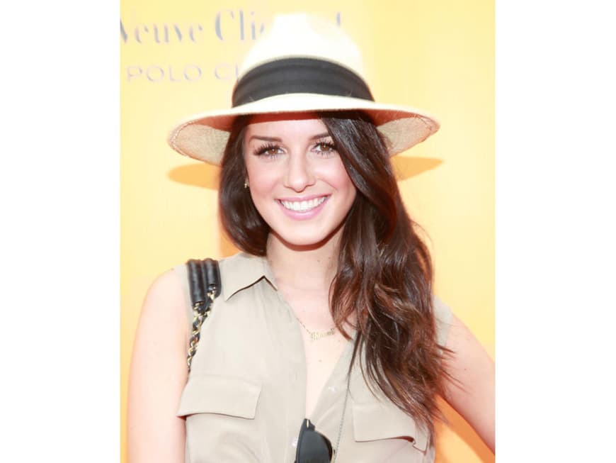 Shenae Grimes mit Sonnenhut