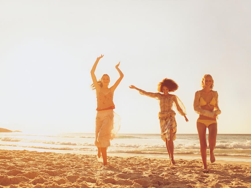 Drei junge Frauen glücklich am Strand