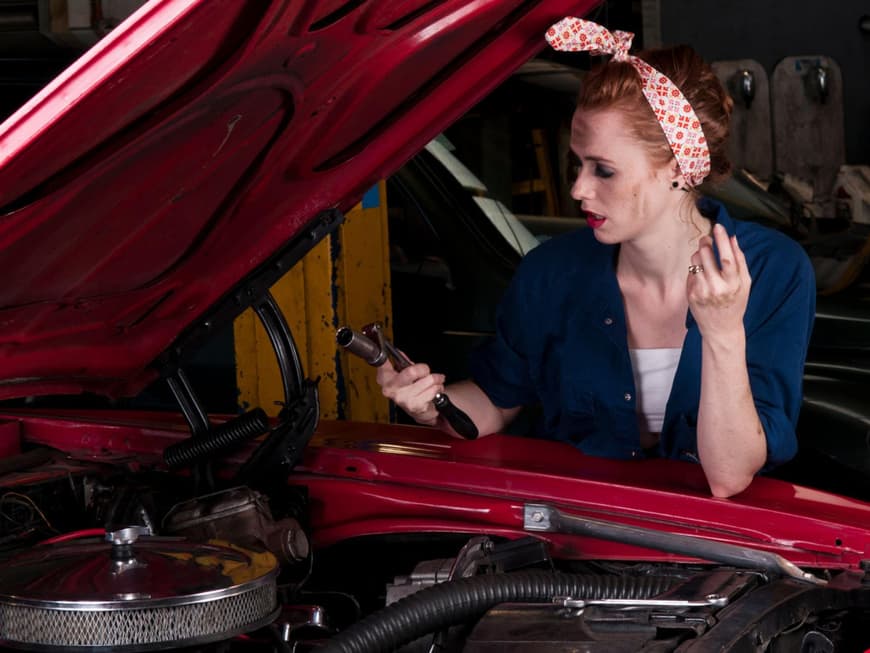 Frau repariert Auto Frau repariert Auto