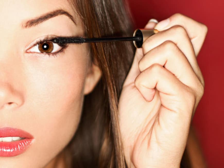 Frau trägt Wimperntusche auf