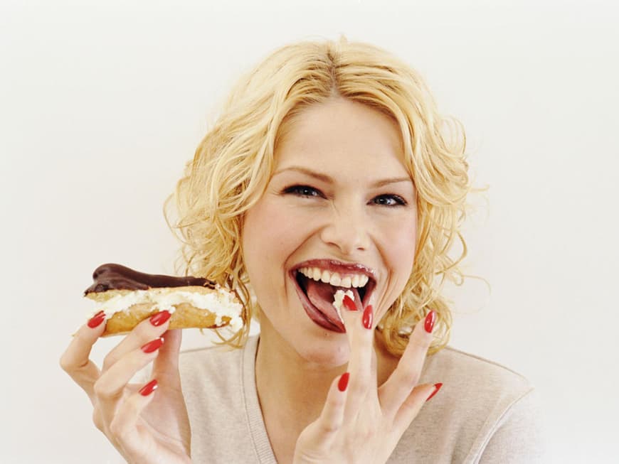 Frau isst Eclair Frau isst Eclair