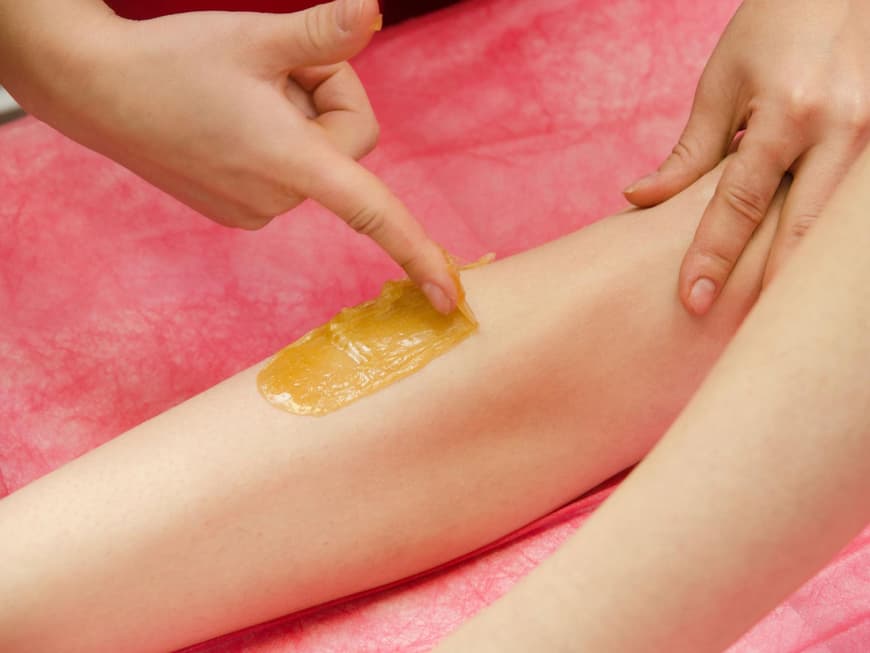 Frau, Sugaring, Zuckerpaste, Haarentfernung, Halawa Haarentfernung mit Sugaring