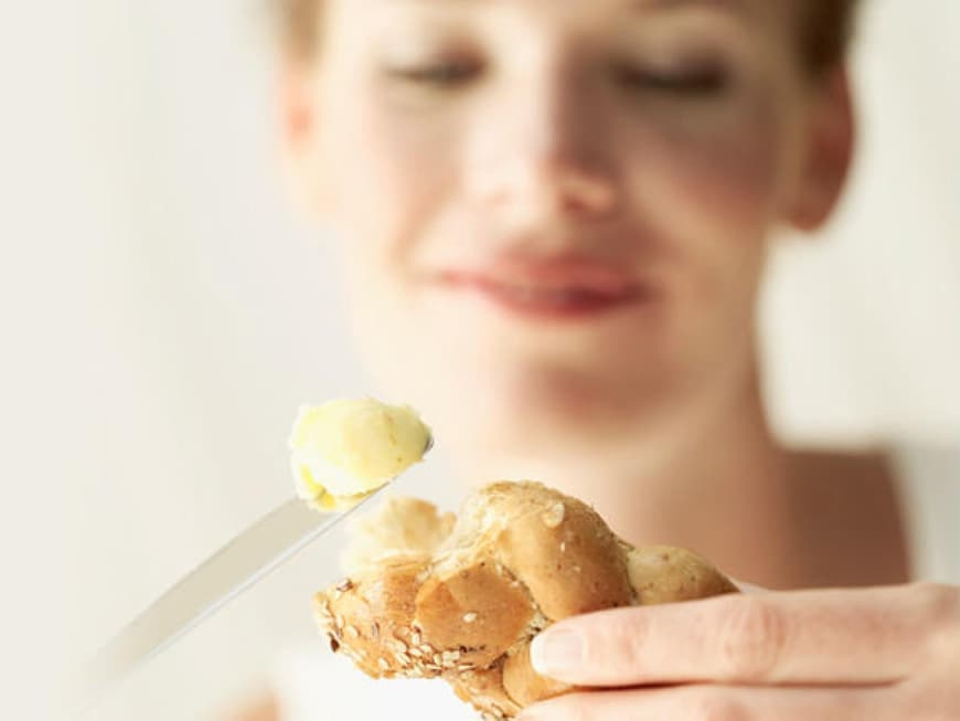 Frau isst Butter Frau isst Butter