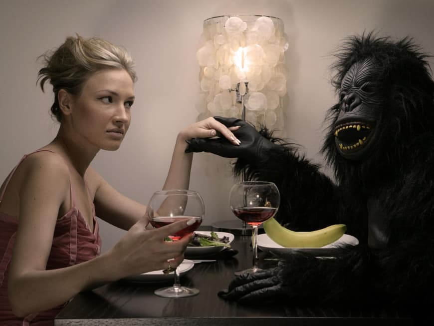 Frau ist Dinner mit einem Gorilla Frau ist Dinner mit einem Gorilla