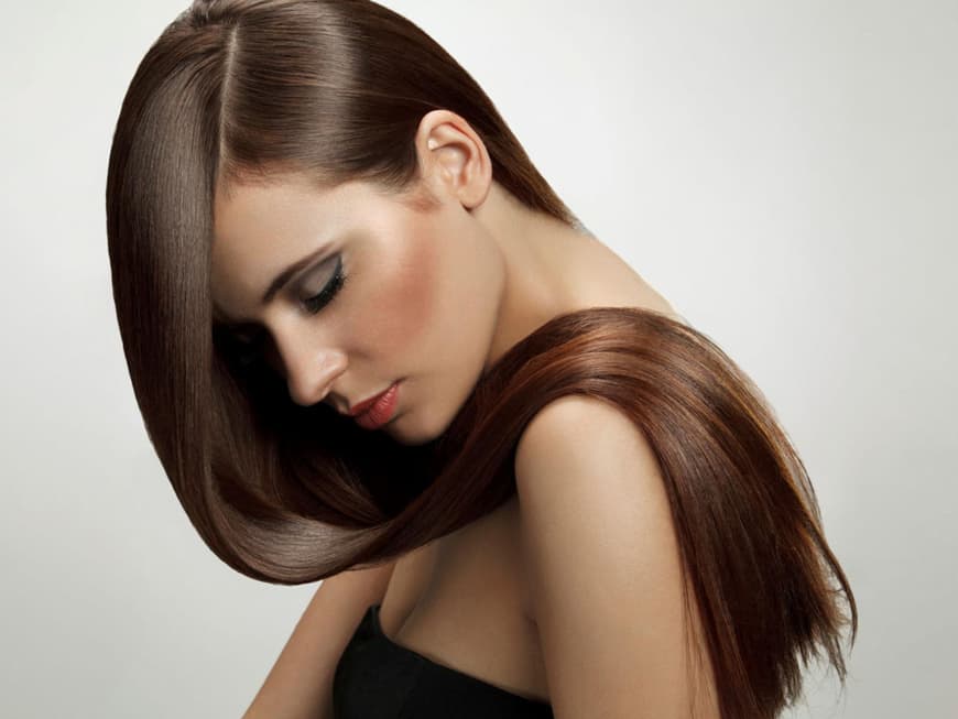 Frau mit glänzenden Haaren