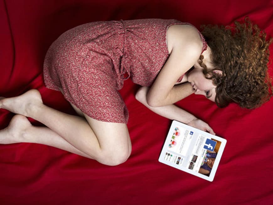 Unglückliche Frau mit Facebook auf dem iPad
