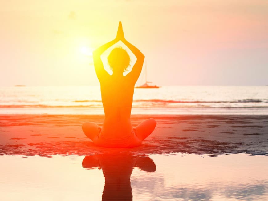 frau, yoga, strand, sonnenuntergang, sonne Frau macht Yoga am Strand.