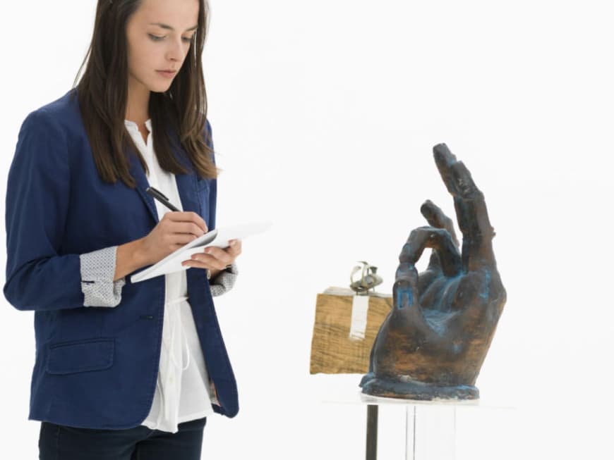 Frau betrachtet moderne Kunst