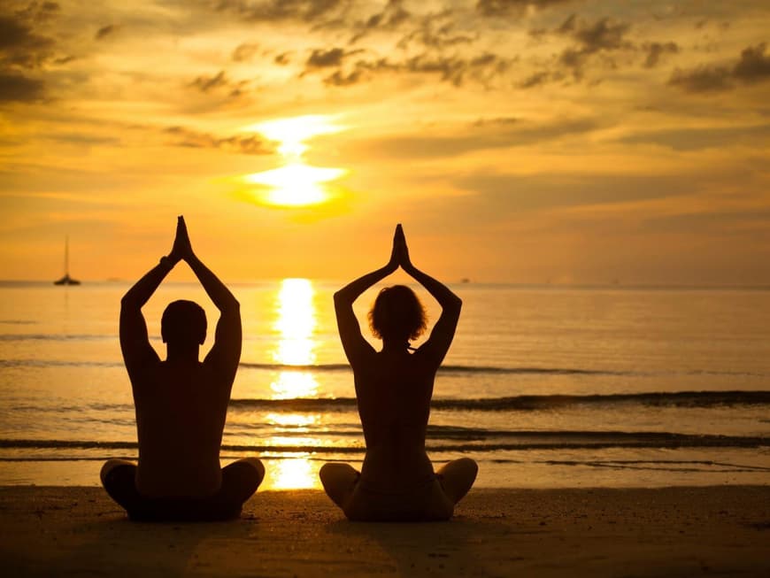 Partner-Yoga im Sonnenuntergang