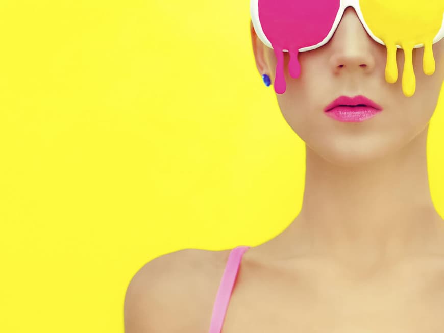 Frau mit bunter Brille