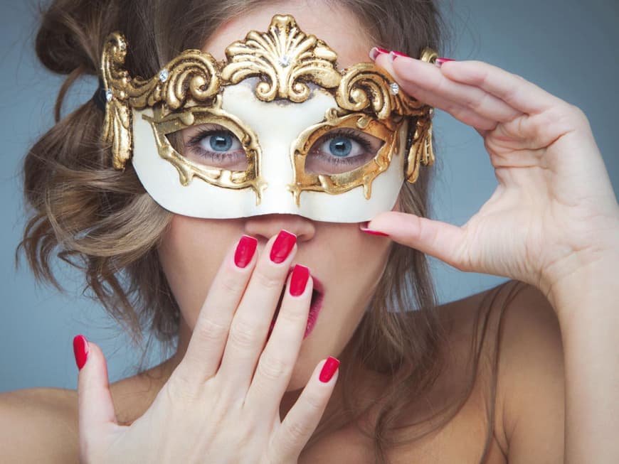 Frau mit Maske Frau mit Maske