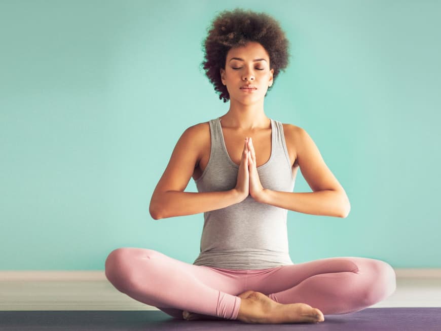 Frau macht Yoga auf Matte